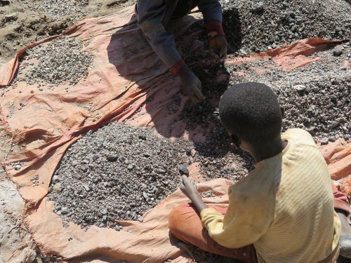 디지털 시대의 커다란 모순, 배터리 속에 갇힌 아동노동