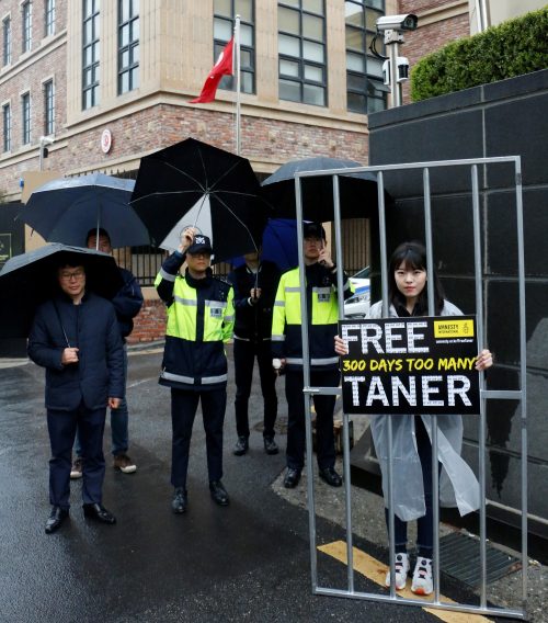 300일의 수감, 300일의 불의