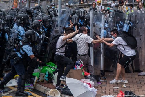 홍콩:평화적 시위대 향한 경찰의 폭력 사용 증거 확인