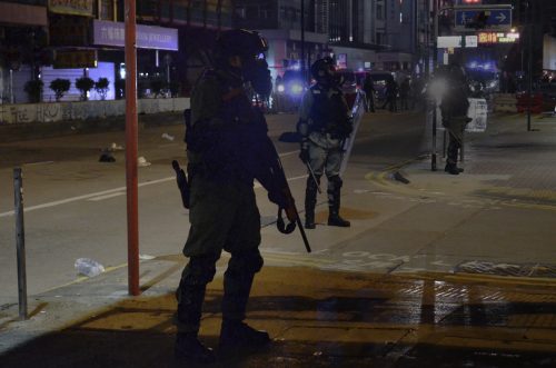 홍콩 시위대를 두렵게 하는 경찰의 성폭력