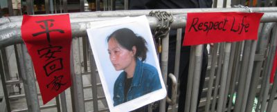 중국: 역사적인 가정폭력 참작 판결, 여성인권활동가 기소로 빛 바래