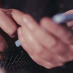 정부는 어떤 방법으로 스파이웨어를 이용해 사람들을 감시하는가?