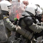 무기여 잘 있거라 : 경찰의 수류탄에 청력을 잃은 기자 – 그리스