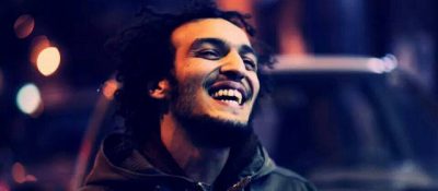 카메라 대신 철창을 잡은 사진기자