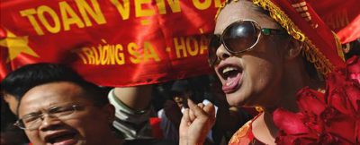 베트남: 법정 밖에서 지지자 구타한 경찰, 계속되는 활동가 탄압